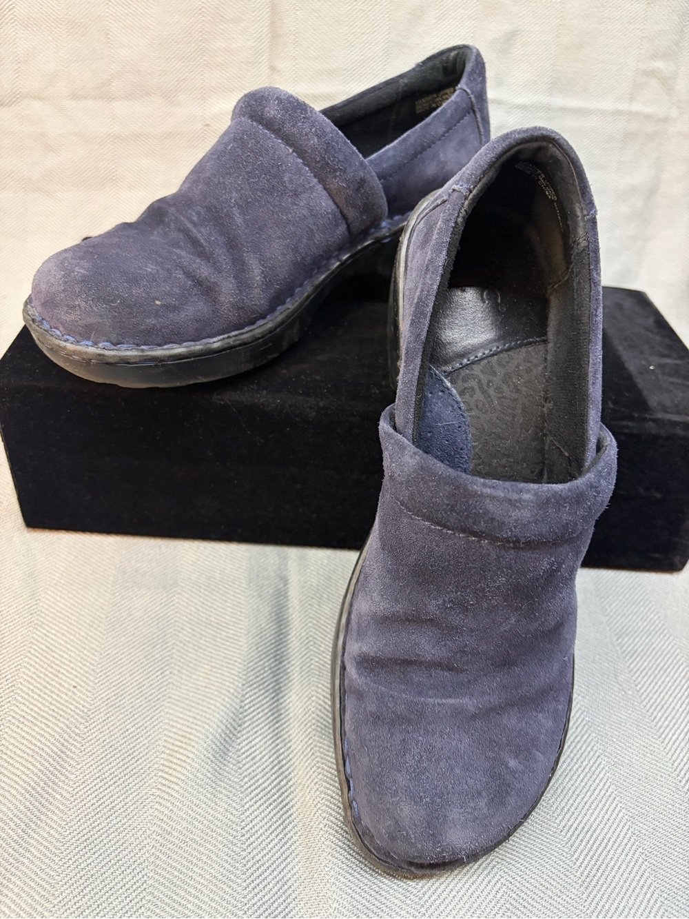 boc leather upper women’s size 8 medium navy blue suede slip on clog